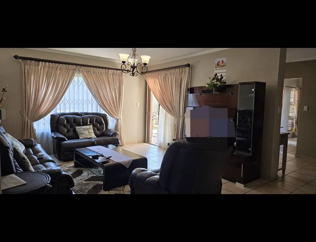 4 BEDROOM HOUSE FOR SALE IN ROOIHUISKRAAL NORTH